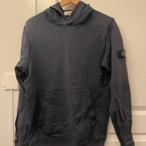Stone Island hoodie - Tja!, säljer nu en sjukt fet mörkblå Stone Island Hoodie i Storlek S. Skick 7,5/10, använd men inga hål eller liknande. Är en Junior tröja men är väldigt stor i storleken, därför passar den dig som har S-M i herr storlek. Perfekt nu till hösten🍁. PM vid frågor eller funderingar🤝