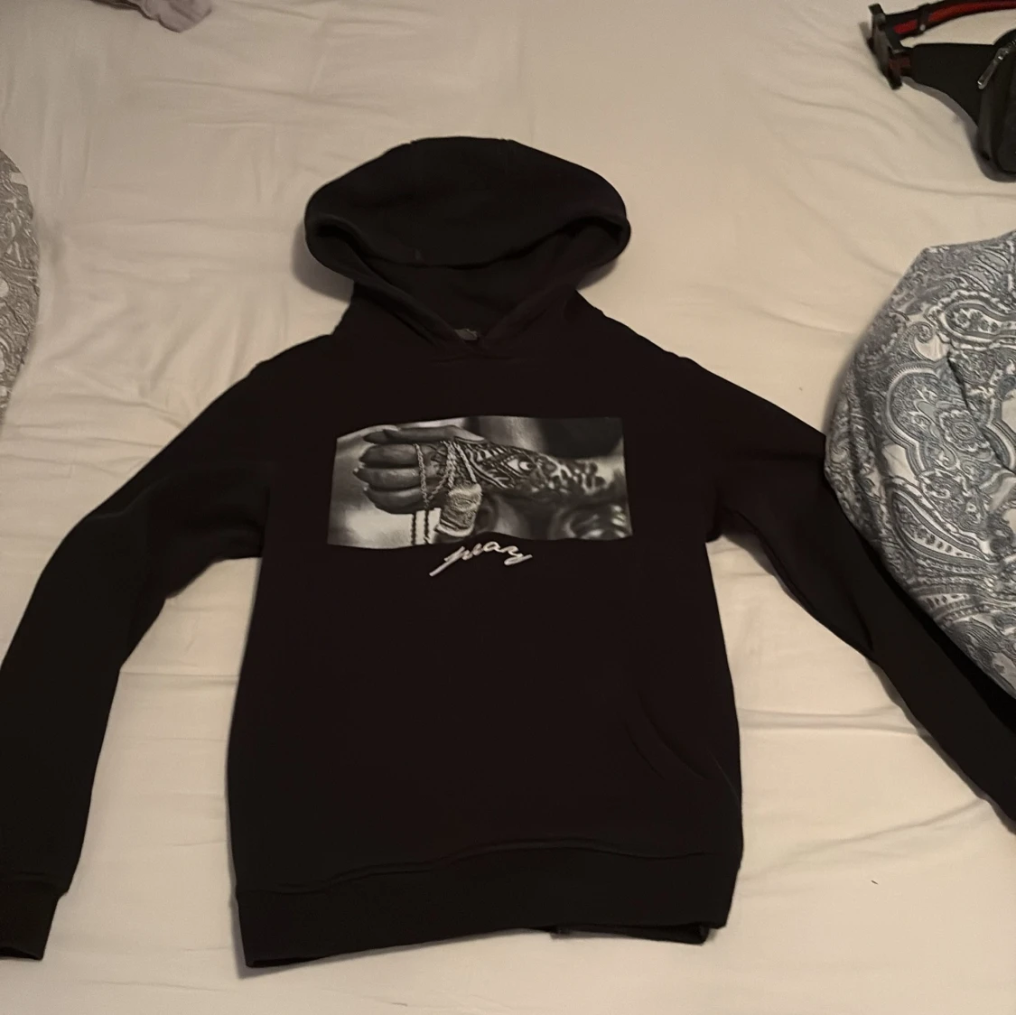 Svart hoodie från Mister Tee XS