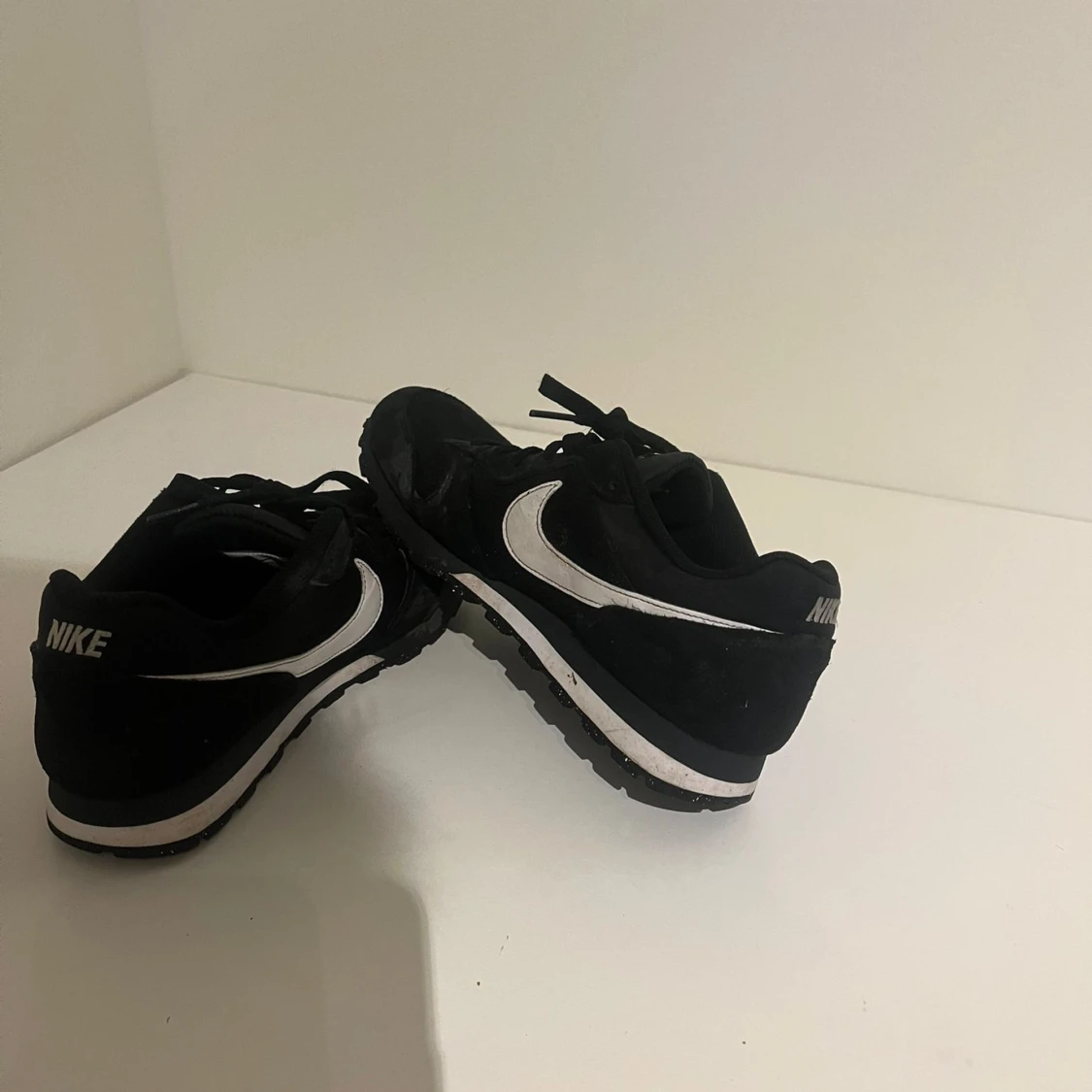 Svarta Nike sneakers med vit swoosh - 3