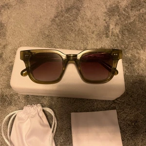 Gröna CHIMI solglasögon i 04 - Snygga solglasögon från CHIMI i grön med fyrkantig båge (04 modellen). Kommer med vit fodral, putsduk och fodralspåse. Fodralet är något trasigt på insidan lock. Nypris 1400kr