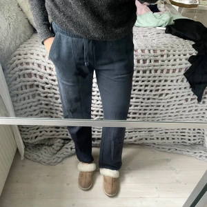 Mörkblå mjukisbyxor - Mörkblå mjukisbyxor från 157 med dragsko i midjan och raka ben. Byxorna har resår i midjan, två fickor fram och en bakficka.