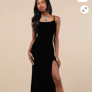 Svart långklänning med slits - Svart långklänning i sammet. Aldrig använd då jag beställde flera stycken och det är svårt att skicka tillbaka till USA