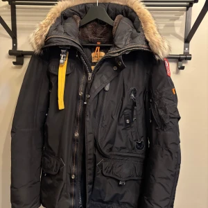  Parajumpers Right Hand strl S - Parajumpers Right Hand, storlek S. Välbehållen vinterjacka i bra skick, använd av mig 2 vintrar. Tag finns.