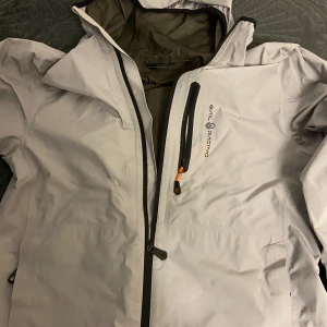 Sail Racing Jacka till Salu - Hej, säljer denna jackan som man använt ett tag sen och har inte varit använd på länge. Detta är Storlek L men passar ganska bra till Storlek M när man har en hoodie/kofta under. Pris kan diskuteras om du inte gillar. 