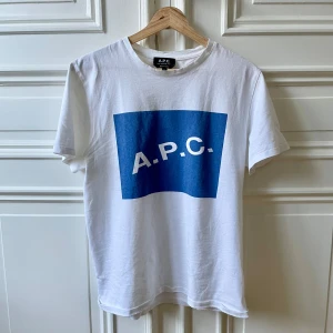 A.P.C T-shirt - Säljer en galet fet APC Tisha. I otroligt bra skick. Hör av er vid frågor!