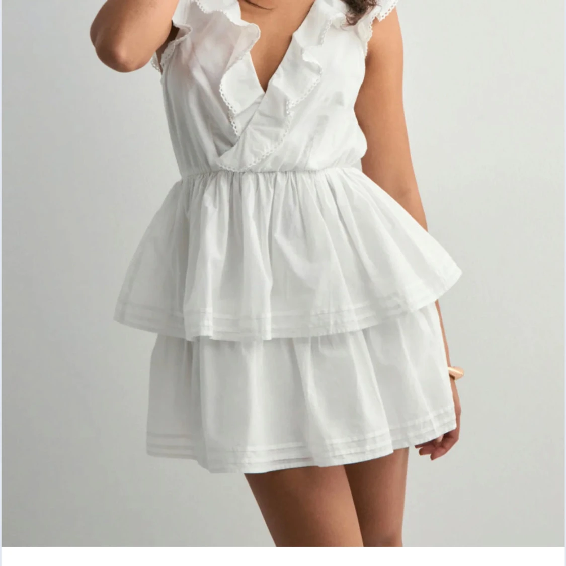 Vit omlottklänning med volanger