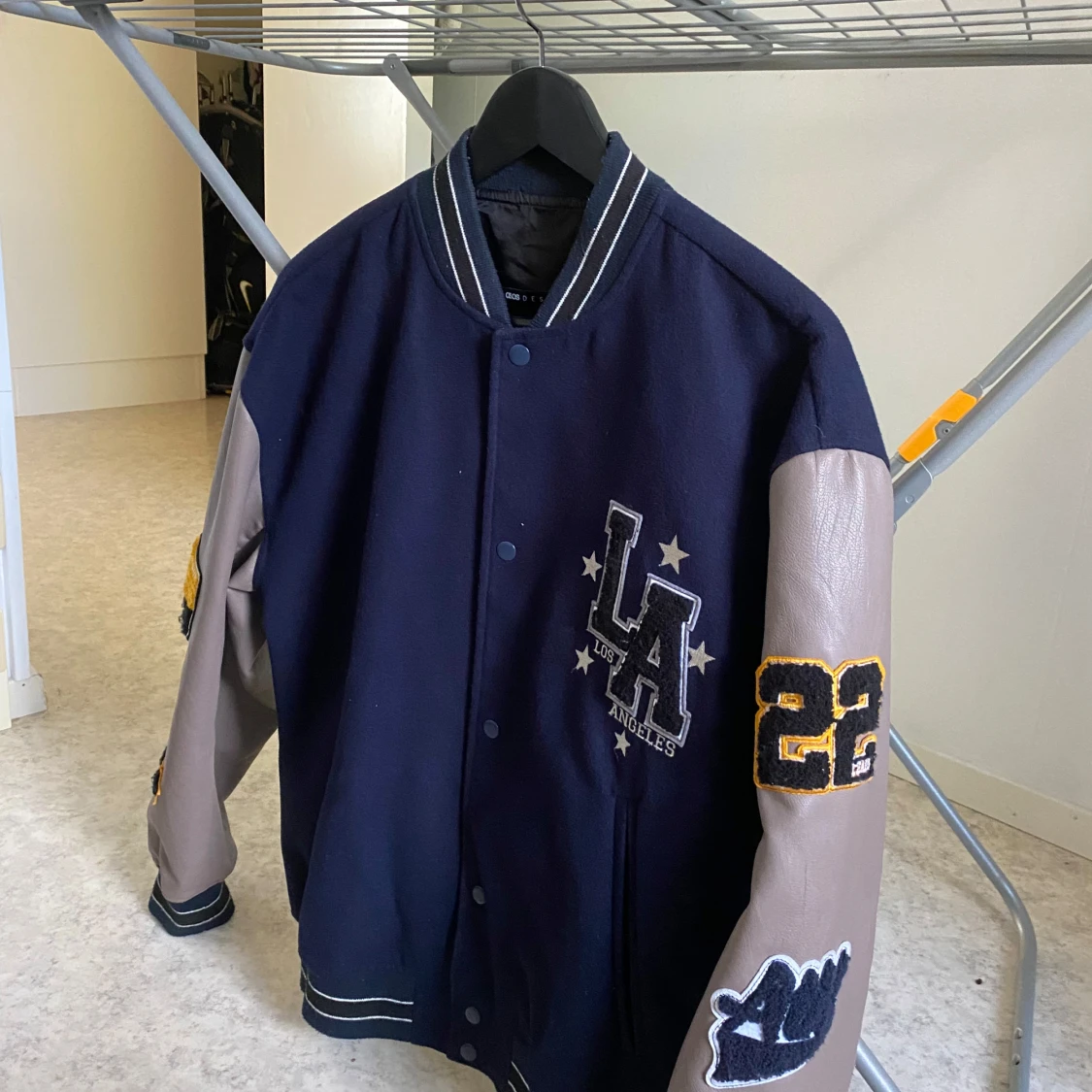 Blå och grå college jacka