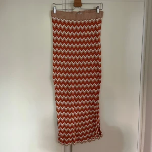 Kjol - Säljer denna super fina kjolen i storlek 40. Endast använd av mig en gång men köpt secondhand. Väldigt bra skick och super skön🤗