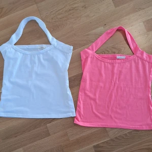 Två halterneck toppar i i bomull M/L - Två enkla och stilrena halterneck toppar.