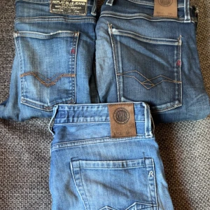 3st Replay Jeans - 3st Replay Jeans! ⚠️ Skicket på dessa är okej, som ni ser på sista bilden så förekommer det hål vid skrevet på alla tre byxor ⚠️Det förekommer också ett litet hål längst ner på benet på dem ljusblåa. Det är dock väldigt enkelt att sy ihop alla jeans och då blir skicket 10/10! Storlek 30/32 och 31/32! OTROLIGT BRA PRIS‼️