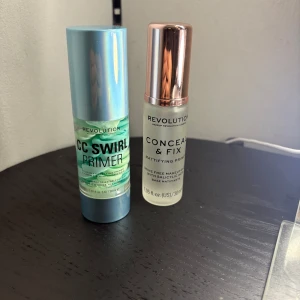 Makeup Revolution primers duo - Använt 2 gånger båda Två primers från Makeup Revolution: CC Swirl Primer i blågrön swirl-design med blått lock och Conceal & Fix Mattifying Primer i frostad flaska med roséguldslock. Båda är 30 ml och perfekta för att skapa en jämn bas innan smink.