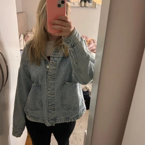 Zara jeansjacka  - Säljer denna jeansjacka då den aldrig kommit till användning, strl M❤️ Nyskick 