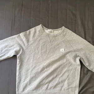 Acne studios sweatshirt - Säljer min acne studios tröja i bra skick! Bara att skriva vid frågor eller funderingar!