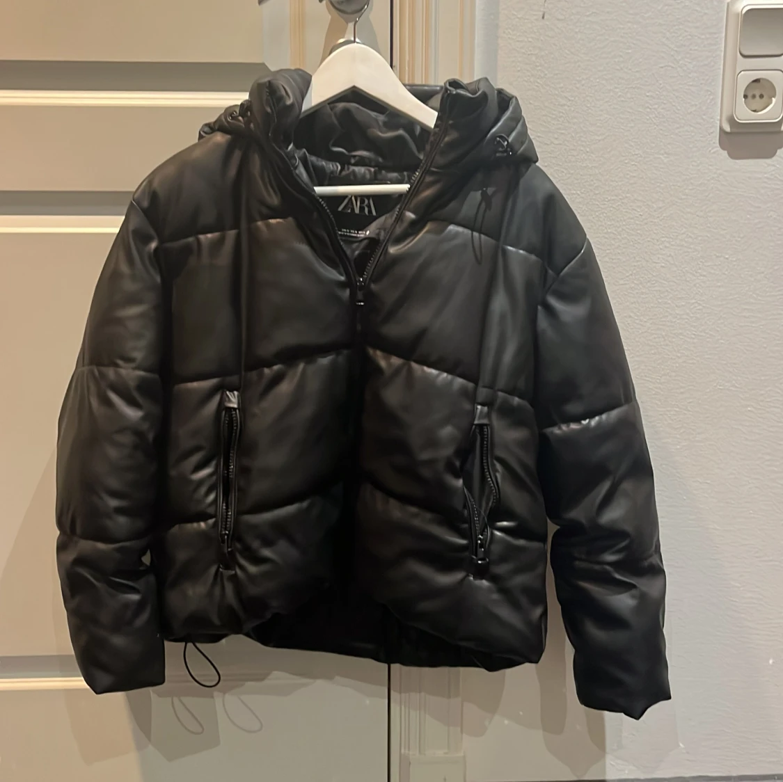 Svart pufferjacka i skinnimitation Zara