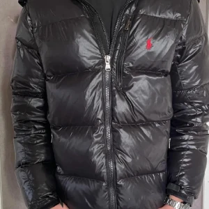 Svart pufferjacka från Polo Ralph Lauren - Snygg svart pufferjacka från Polo Ralph Lauren pris går att diskutera 