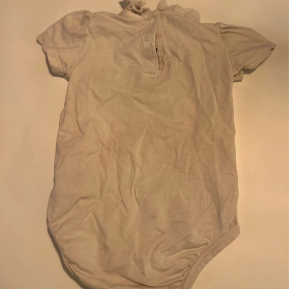 Vit body med spetskrage - 1