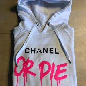 Vit hoodie  - Intressekoll på en sällsynt hoodie passar S/Xs sitter slim