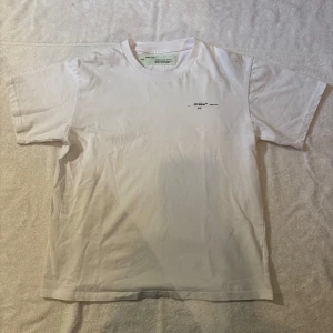 Off white t shirt - Off white t shirt i fint skick. Väldigt skön men jag försöker rotera lite i tishor därför säljer jag. Storlek M, modellen är 179 65kg. Skriv vid minsta fråga, skickar snabbt🔥🔥🔥