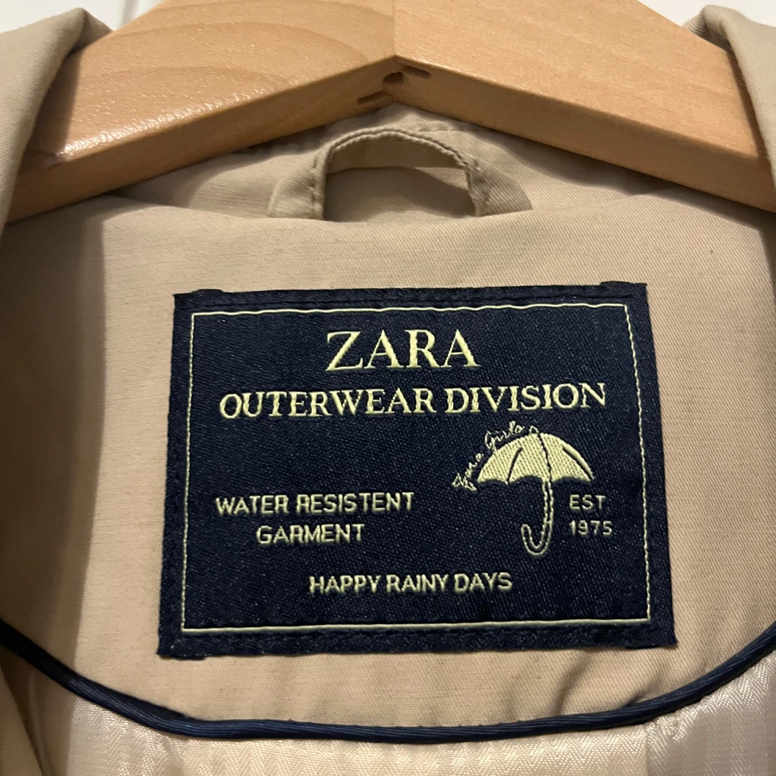 Beige trenchcoat från Zara - 1