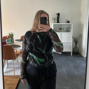 Mesh topp - Långärmad lite genomskinlig mesh topp med gröna blixtrar på, helt ny och endast testad. 💕