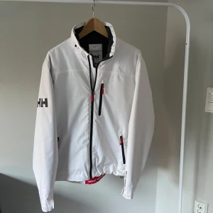 Helly Hansen jacka - Hej!  Säljer denna otroligt fina seglar jackan ifrån helly Hansen i storlek medium, jättefint skick. Hör gärna av dig om du har några funderingar!