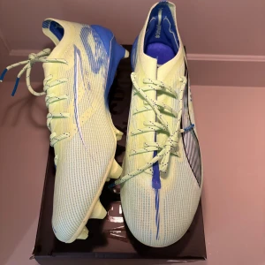 Puma fotbollsskor  - Puma skor i 41. Helt nya med box. 