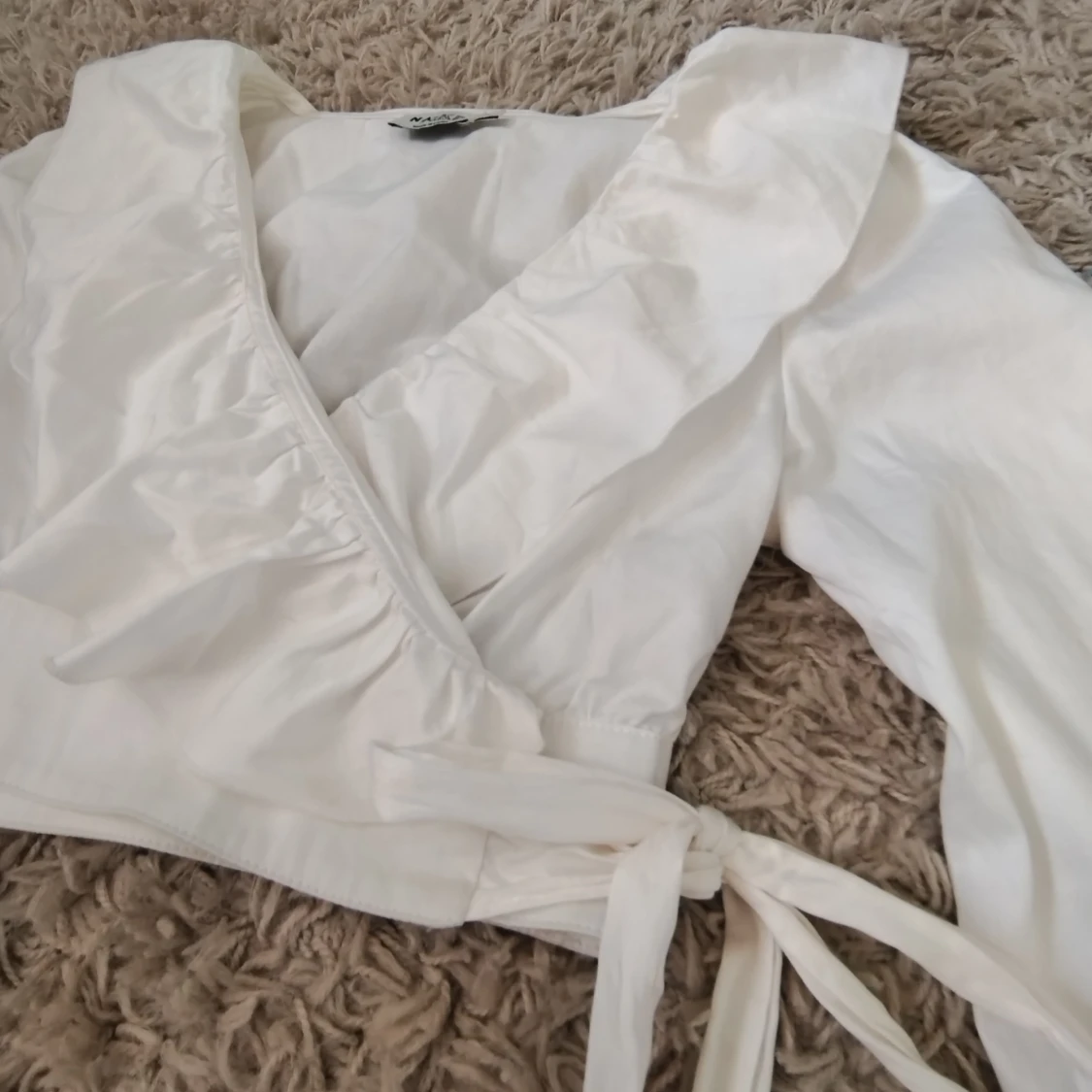 Vit omlottopp med volang från NA-KD - 1