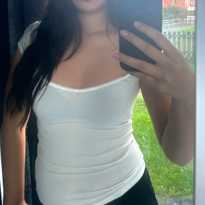 Vit topp - Säljer en vit, tight och enkel linnetopp.