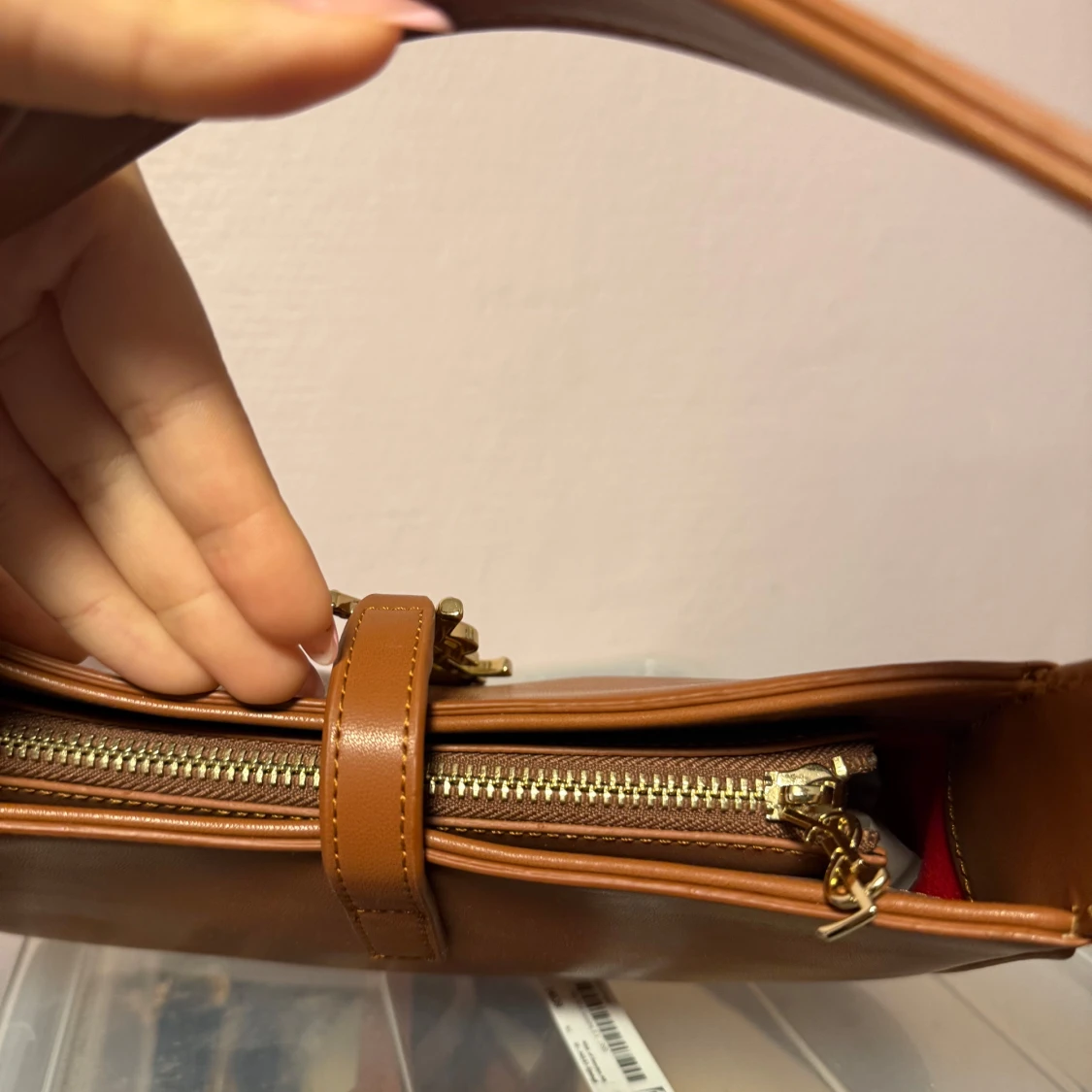 Brun axelväska i skinn med gulddetaljer - 3