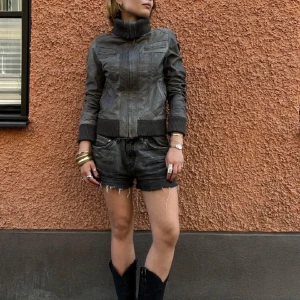 Grå skinnjacka med hög krage - Sjukt snygg läderjacka, perfekt till hösten! Köpt på plick, storlek XS-S💞