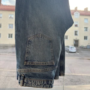 Blå wide jeans från NA-KD - Säljer ett par lågmidjade blå jeans från NA-KD med bred passform och klassisk femficksdesign. Jeansen har låg midja och raka, vida ben. Materialet är klassisk denim i bomull och färgen är en snygg tvättad blå nyans. Säljer pga att dom är för långa för min smak jag är 162cm. Aldrig använt 
