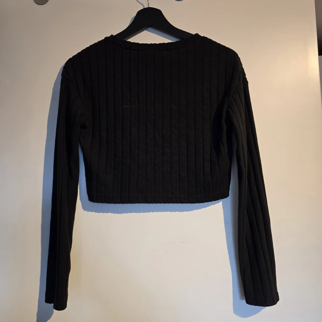 Svart ribbad croppad långärmad topp - 1