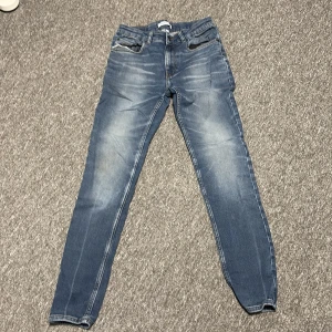 Blå skinny jeans från Calvin Klein - Blåa jeans från Calvin klein använda en gång . Ni står för frakt