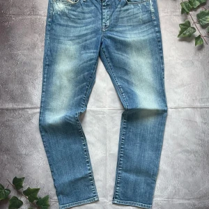 Diesel Jeans – Slim Fit W32/L32 | Klassisk blå denim - 🎨 Färg: Klassisk mellanblå denim med lätt slitning och tvättad finish 📏 Storlek: W32 / L32 📐 Passform: Slim fit (normal midja, smalare ben) ♻️ Skick: Väldigt bra skick (9/10) – endast lätt använd, inga defekter 🧵 Material: 100% bomull 