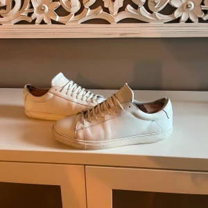 Oliver Cabell Sneakers - Säljer mina oliver cabell sneakers, storlek 42. Lite slitna på insidan i hälen, därmed priset. Annars mycket kvar att ge. Skriv vid frågor.