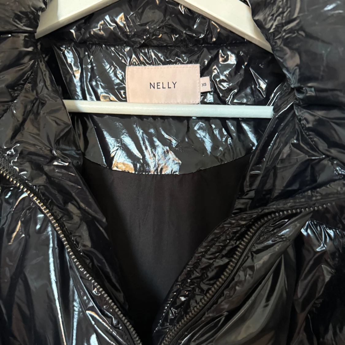 Svart glansig pufferjacka från Nelly - 1