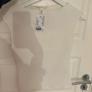 H&M fest topp - Skit snygg HM topp med prislappen kvar , i tjockare material 😊