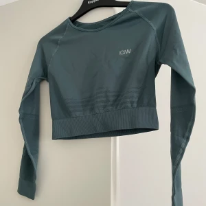 Blå croppad träningstopp från ICANIWILL - Snygg blå croppad träningstopp från ICANIWILL 