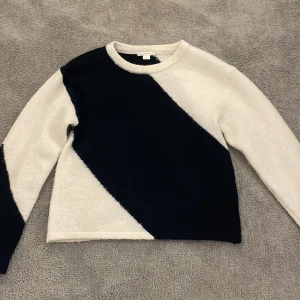 Marinblå, vit stickad tröja Gina Tricot - Säljer en snygg stickad tröja från Gina Tricot i storlek 158/164. Tröjan har ett coolt diagonalt mönster i marinblått och vitt, rund halsringning och långa ärmar. Perfekt för dig som gillar en stilren men ändå trendig look.