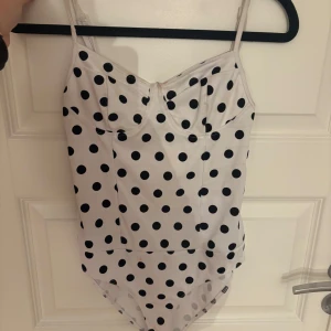 Prickig body  - Superfin prickig body , den har några defekter bl ett hål på sidan och några smink fläckar som jag tagit bild på men de går nog bort i tvätten !!😊