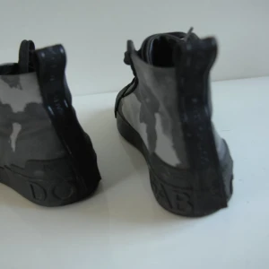 Dolce & Gabbana camo sneakers - Snygga high-top sneakers från Dolce & Gabbana med svart och grått camouflage-mönster. Skorna har svarta snören, rund tå och platt sula. Märkeslogga syns på sidan och plösen. Materialet är en mix av textil och syntet för en cool urban look. Äkta såklart kostade mig 7700 nya 