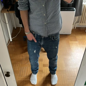 NUDIE JEANS - Nudie Jeans Lean Dean | Skick: 9/10 | Strl: W31 L32 | Vårt pris 549 kr | Hör av dig om du undrar någonting!