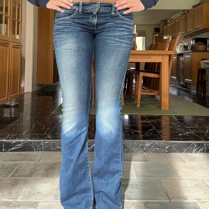 Lågmidjade utsvängda jeans  - Snyggaste jeansen från Big star!! Jätte najs färg och formar benen fint. Innerben: 77 cm, midja rakt över: 39 cm Kom privat för fler mått eller frågor🥰