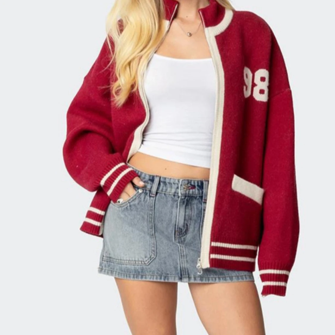 Röd oversized kofta med vita detaljer - 1