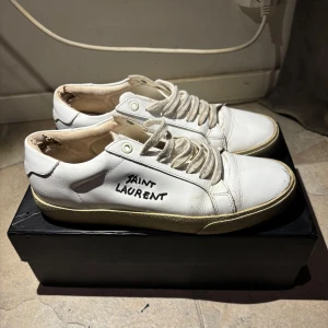 Ysl skor - Säljer dessa sjukt snygga ysl skor för ett billigt pris då de inte används längre. Lådan till skorna ingår, de är även lite slitna på insidan och även fram på vänster sko, men förutom det är det inga defekter. Nypris är ca 7000