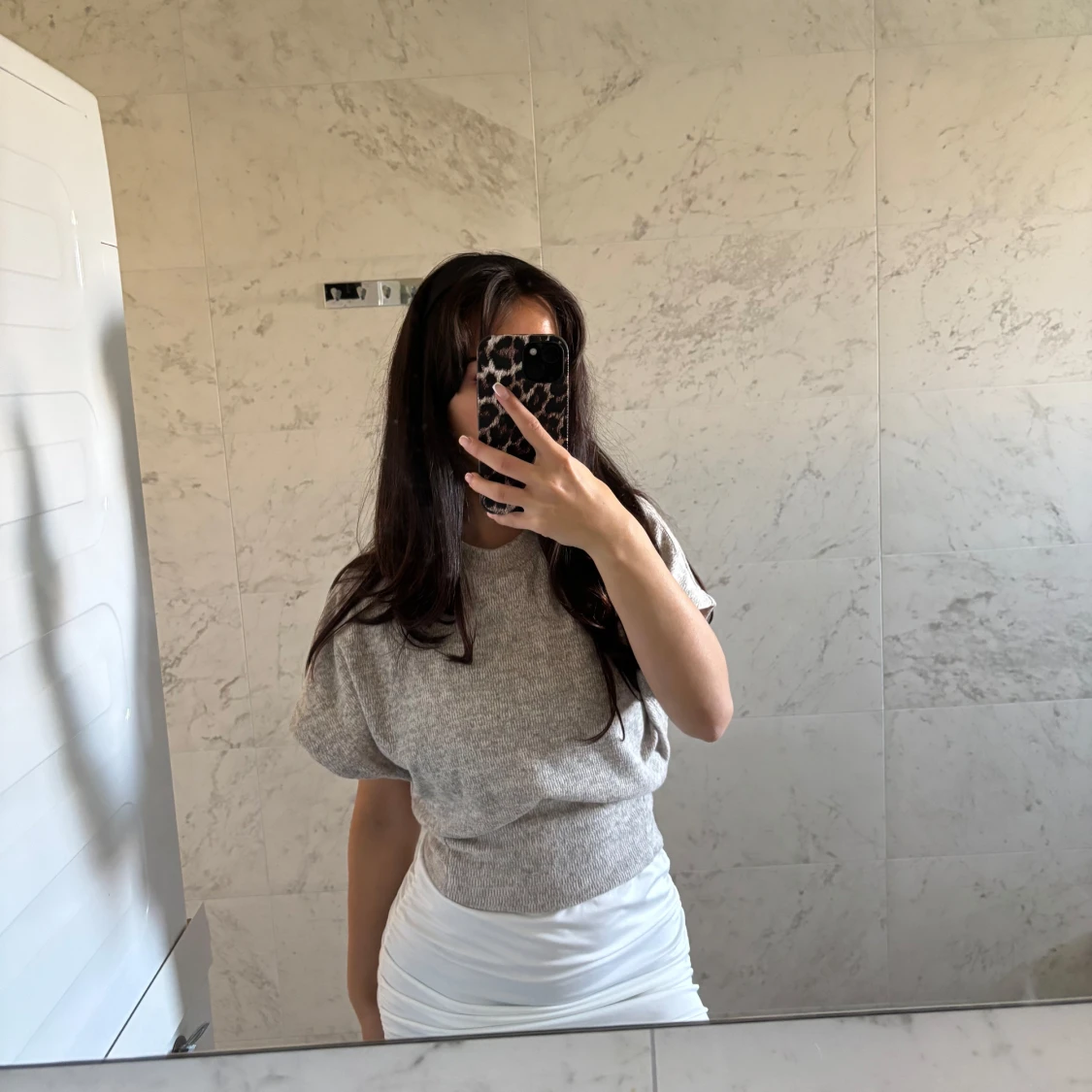 Grå stickad kortärmad tröja