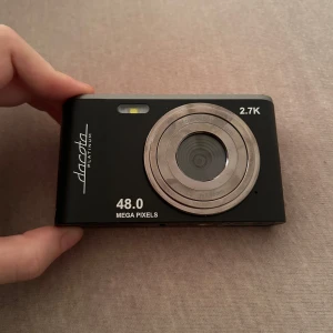 Dacota Premium Digitalkamera  - nyss köpt för över 1000kr och ej använd då jag fick en annan kamera i present, Inget minneskort ingår tyvärr men USB-laddare ingår i köpet.