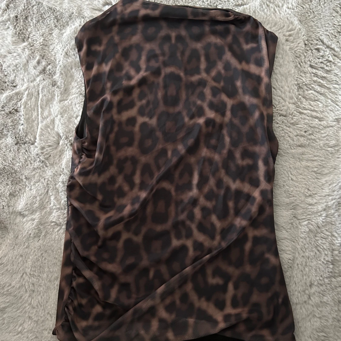 Leopardmönstrad ärmlös topp - 1