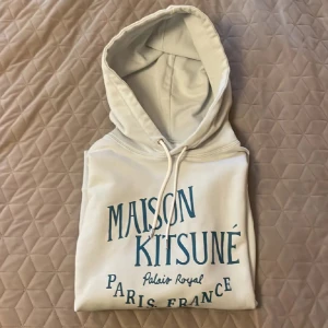 Maison Kitsune hoodie - Säljer denna pga har vuxit ur den. Den är i ny skick och har inga defekter, hör av er för fler bilder!