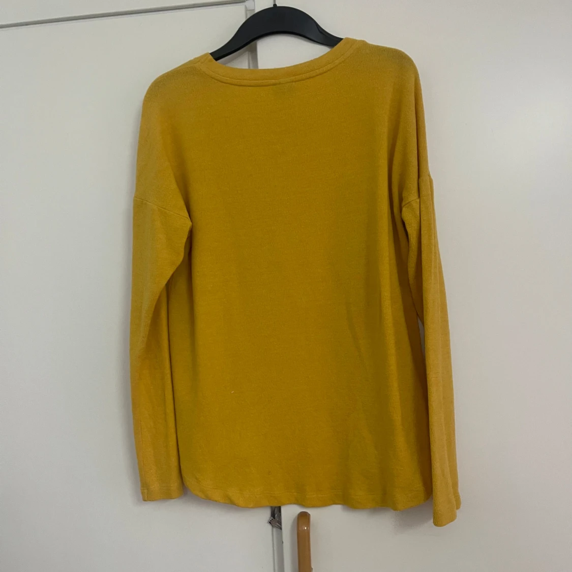 Gul långärmad tröja från Monki - 2